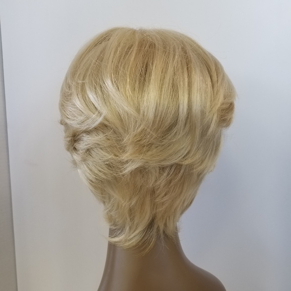 Gorgeous Short Blond Synthetic Wig - Picture 3 of 5